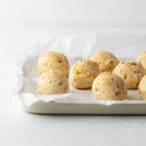 pão de queijo assado