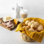 pão de queijo na cesta de café da manhã